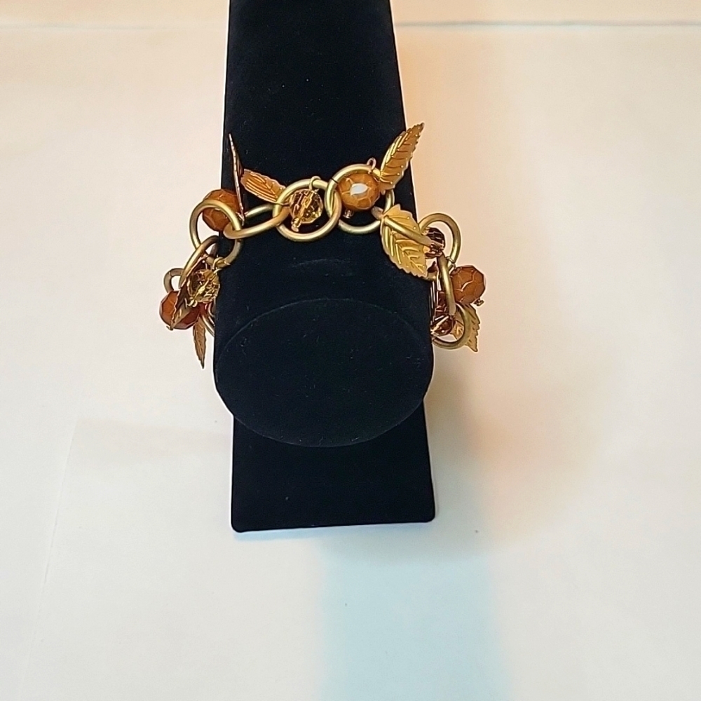 VINTAGE Gold tone leaf bracelet!
